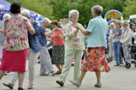 Senioren tanzen zusammen